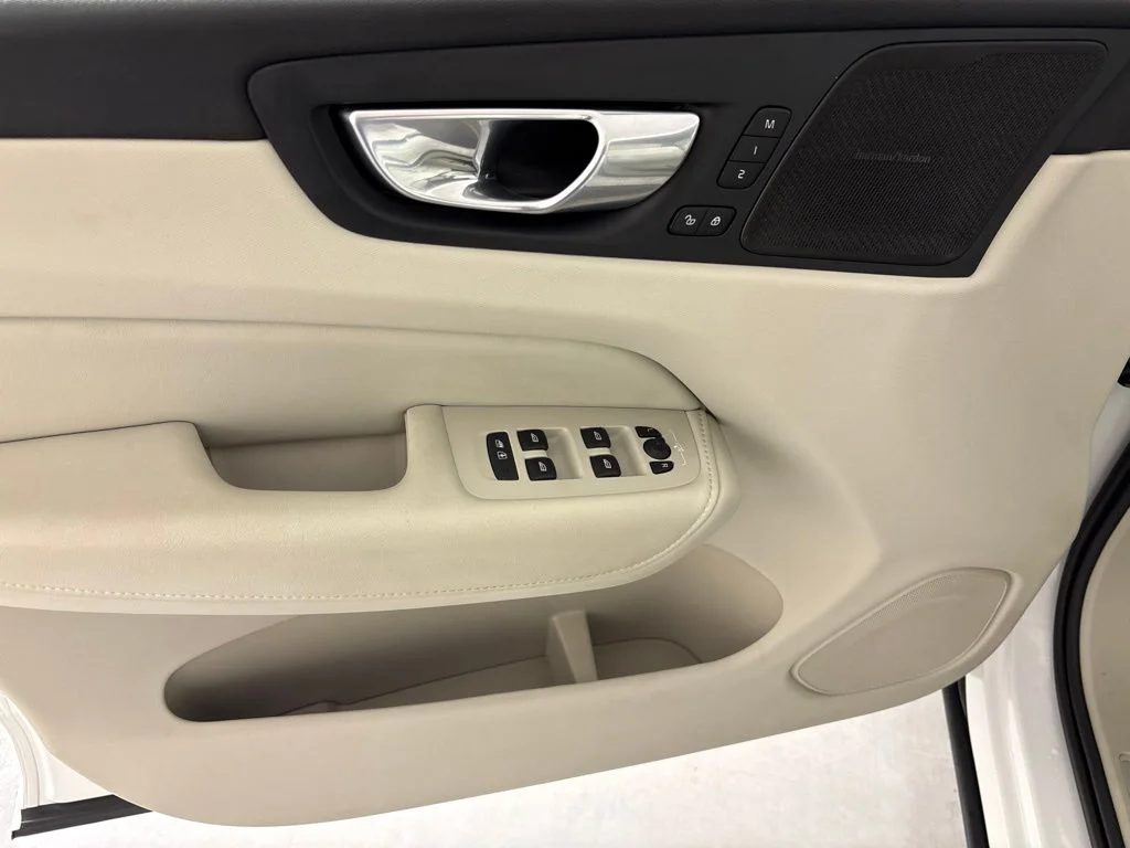 Used 2026 White Volvo B5 Ultra image 26