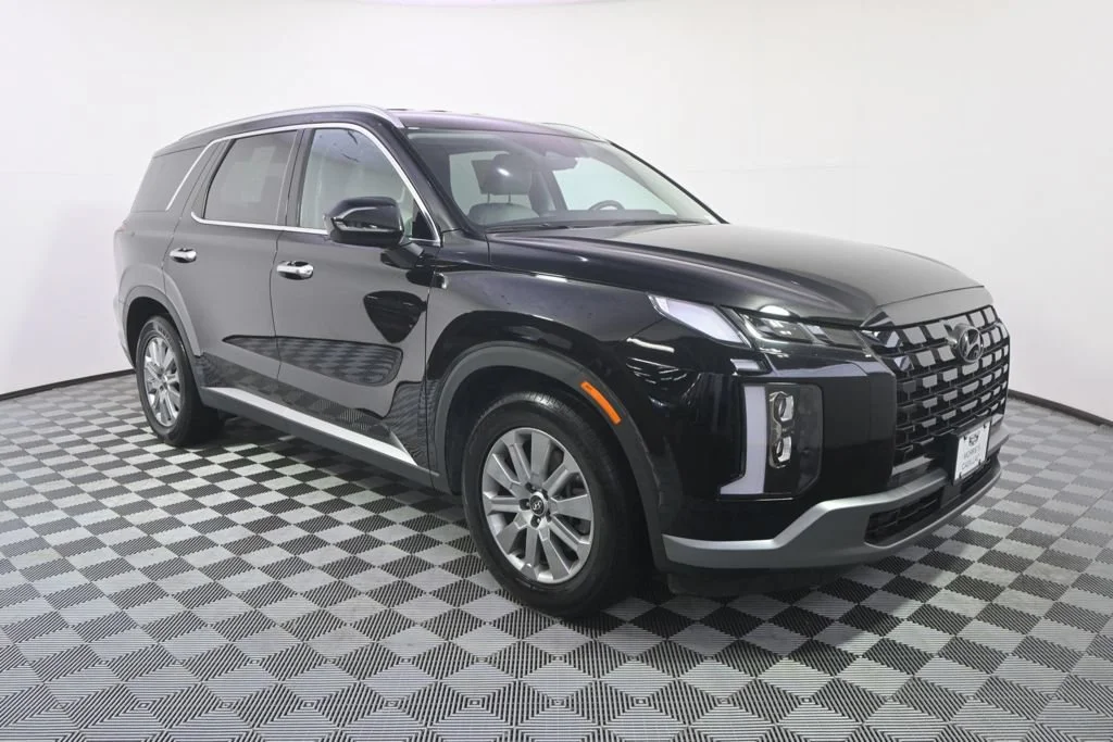 Used 2025 Black Hyundai SEL image 8