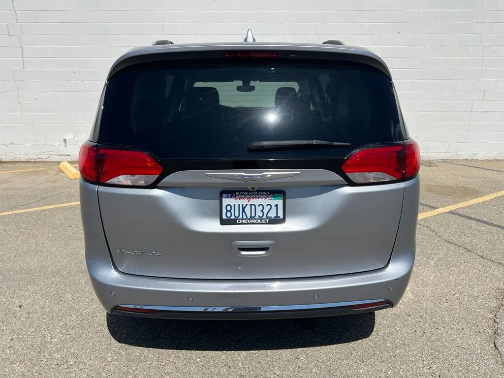 Used 2018  Chrysler Touring L image 4