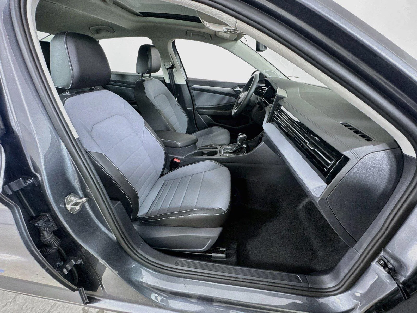 New 2027 GRAY Volkswagen SE image 27