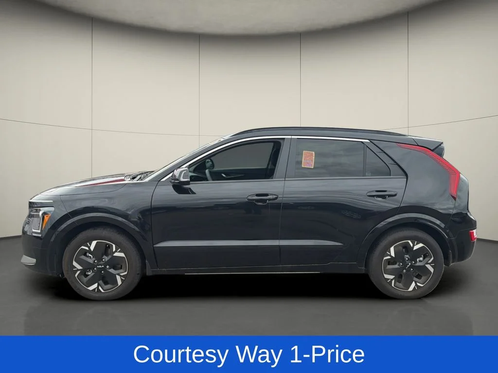 Used 2025 Black Kia Wind image 5
