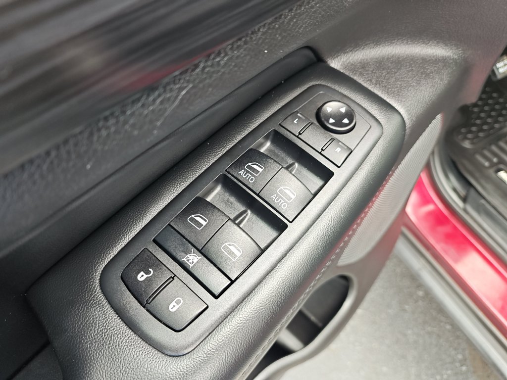 Used 2020 Red Jeep Laredo E image 11