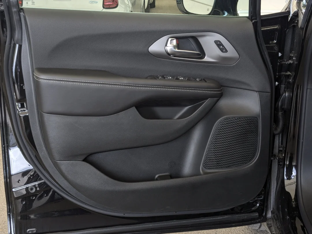 New 2027 Black Chrysler Select - - AWD - 3.6L Pentastar V6 - Adaptive Cruise Control - Blind Spot Monitor & More! image 12