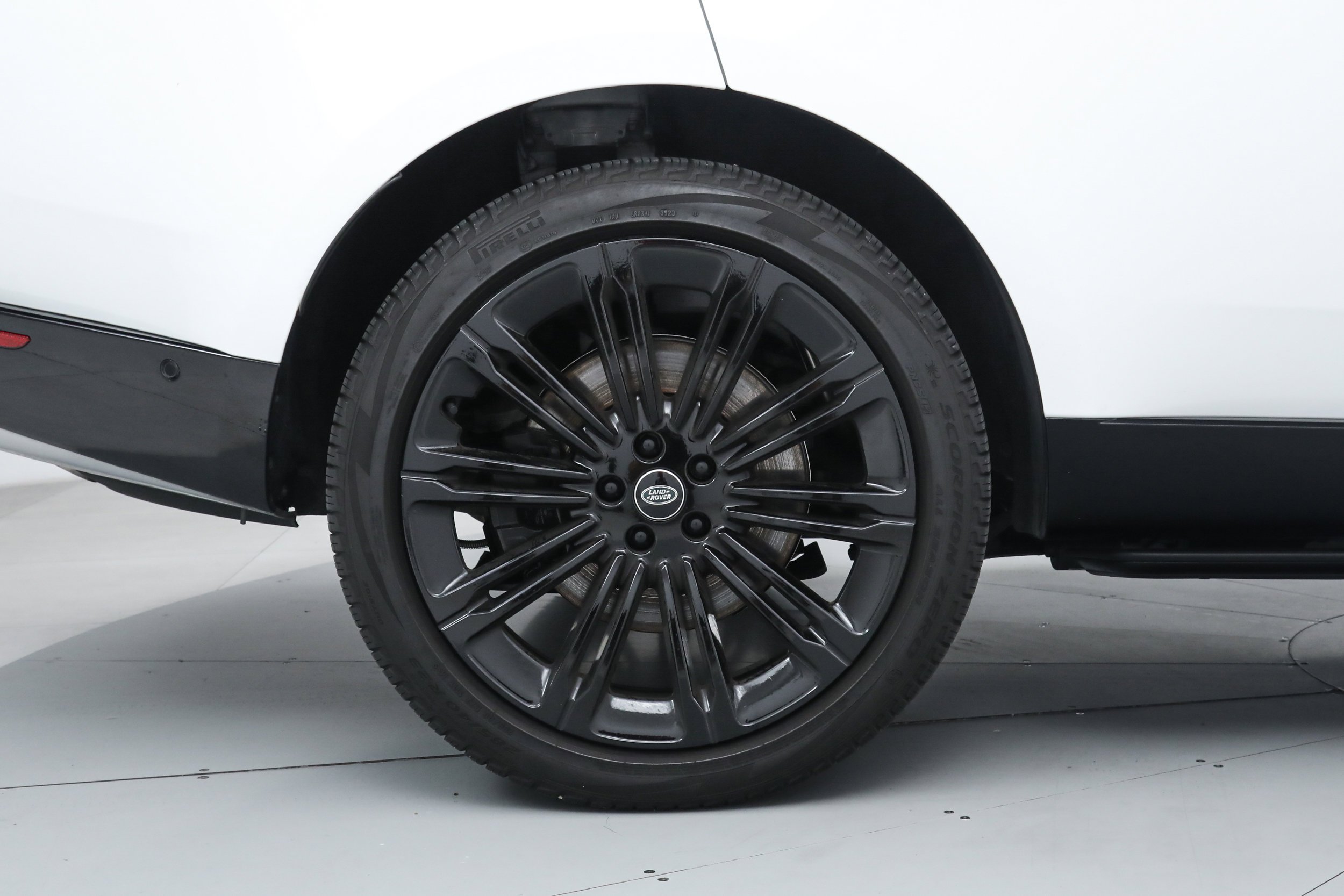 Used 2024 White Land Rover SE image 35