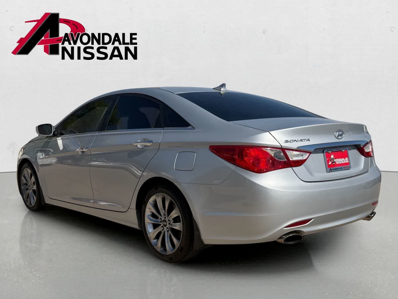 Used 2011 Radiant Silver Metallic Hyundai SE image 4