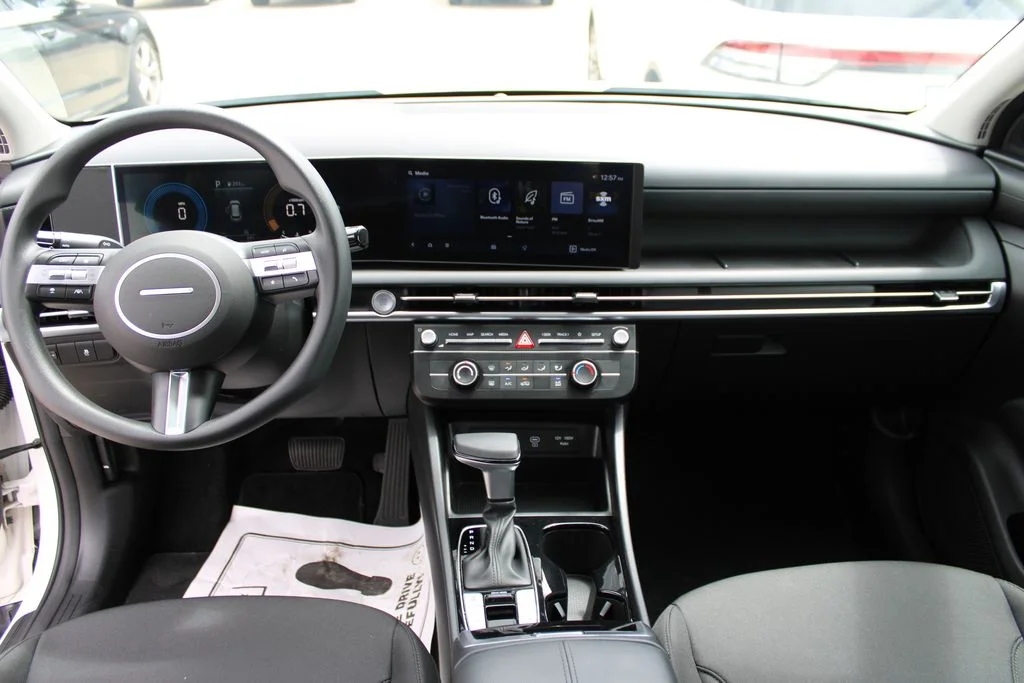 Used 2025 White Hyundai SE image 22