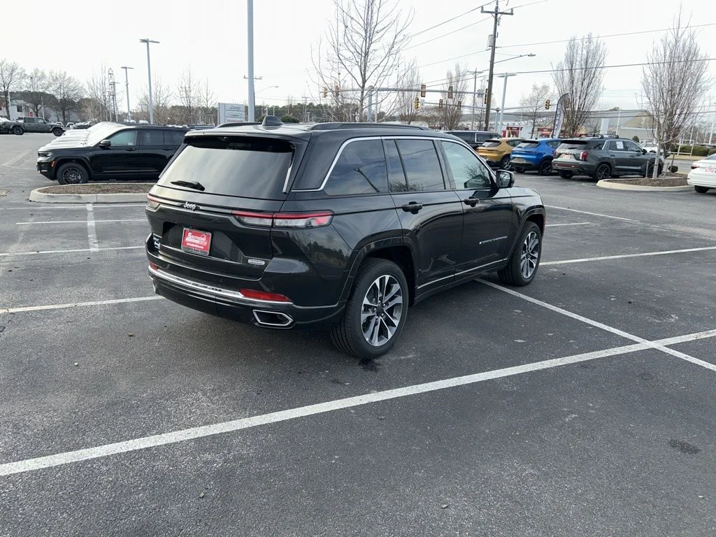 New 2024 Rocky Mountain Pearl-Coat Exterior Paint Jeep Overland 4xe image 4