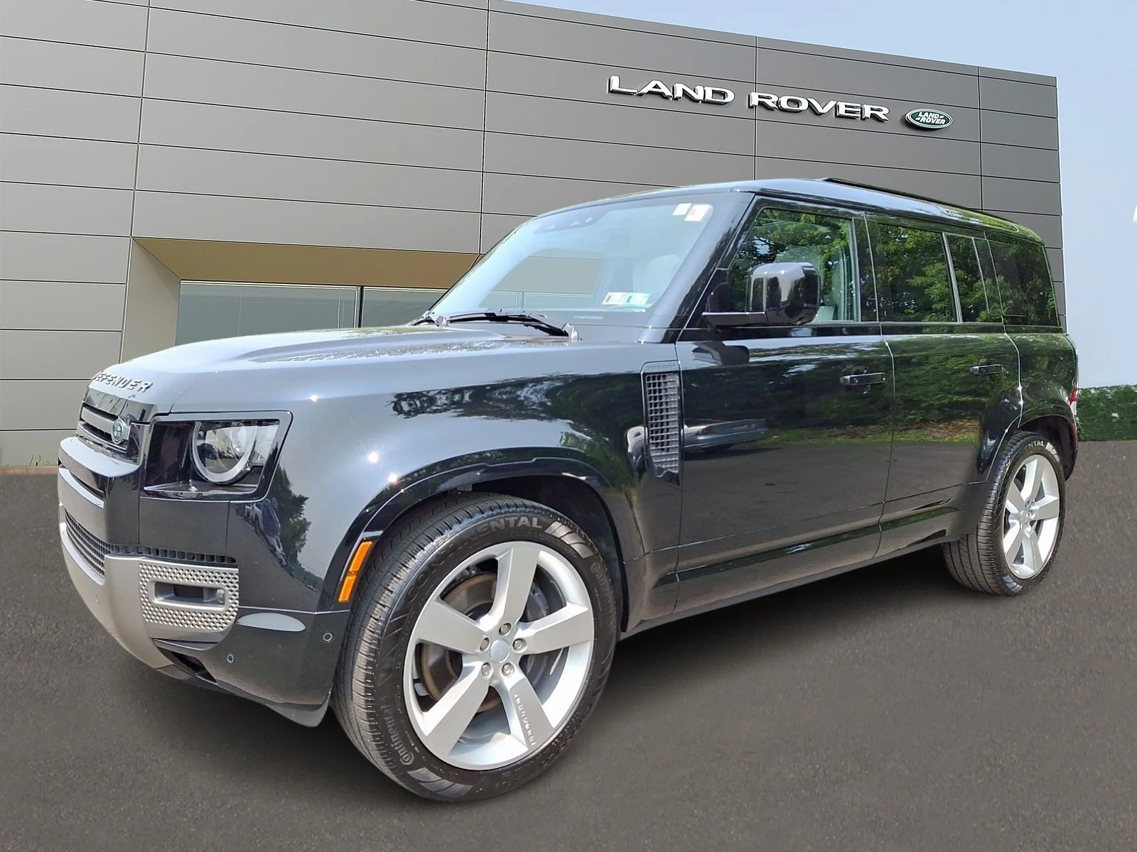 Certified Used 2025 Santorini Black Metallic - 1AG Land Rover 110 P400 X-Dynamic SE image 1