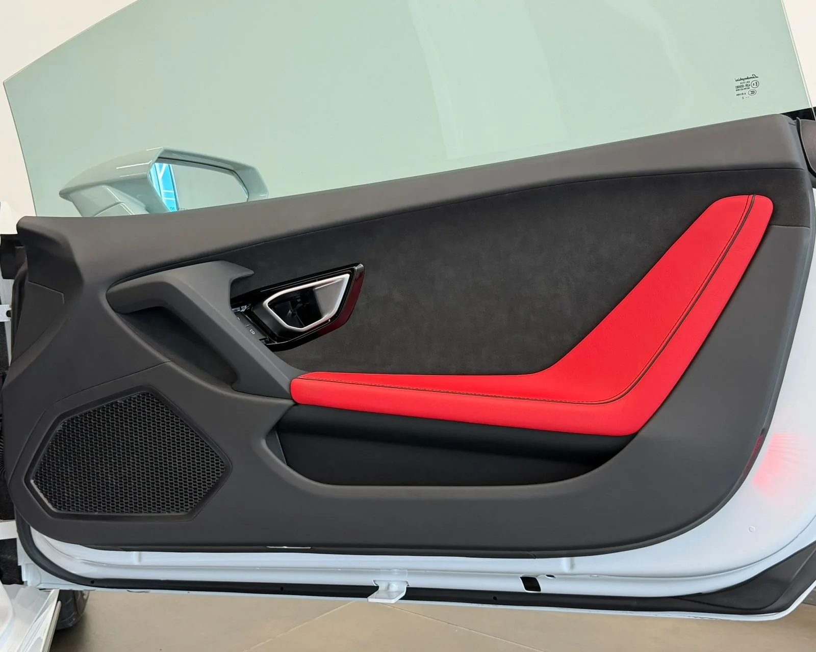 Used 2022  Lamborghini Base image 33