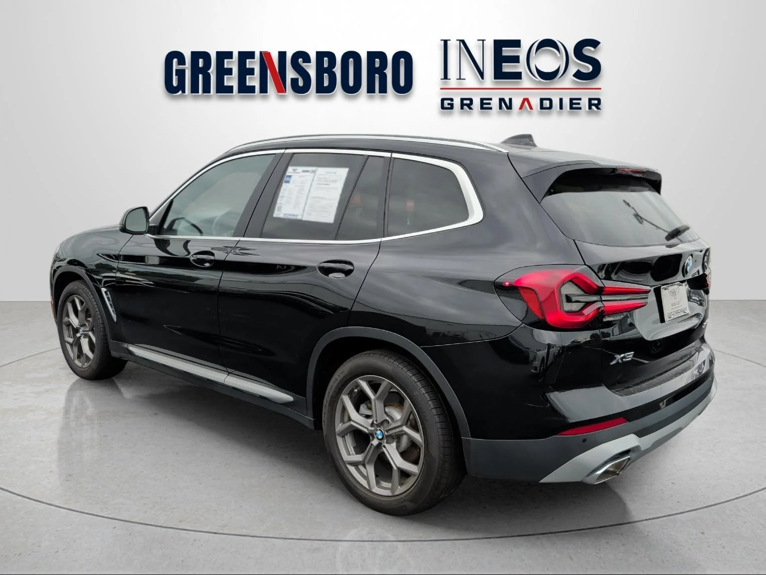 Used 2022 Black Sapphire Metallic BMW xDrive30i image 3