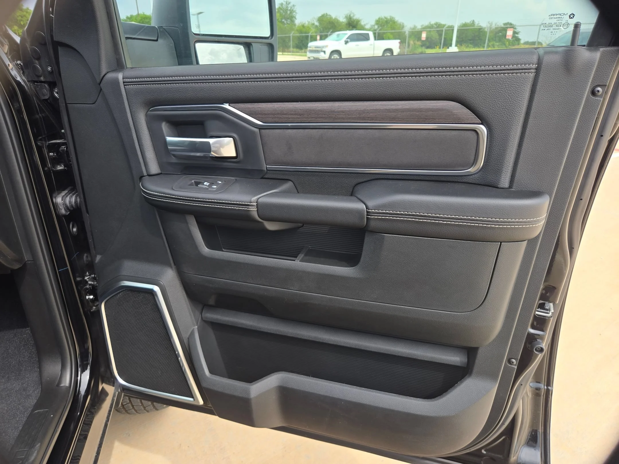 New 2026 Diamond Black Crystal Pearl-Coat Exterior Paint RAM Laramie image 27