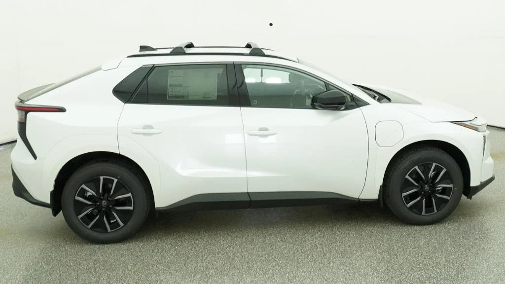 New 2026 Wind Chill Pearl Toyota XLE image 2