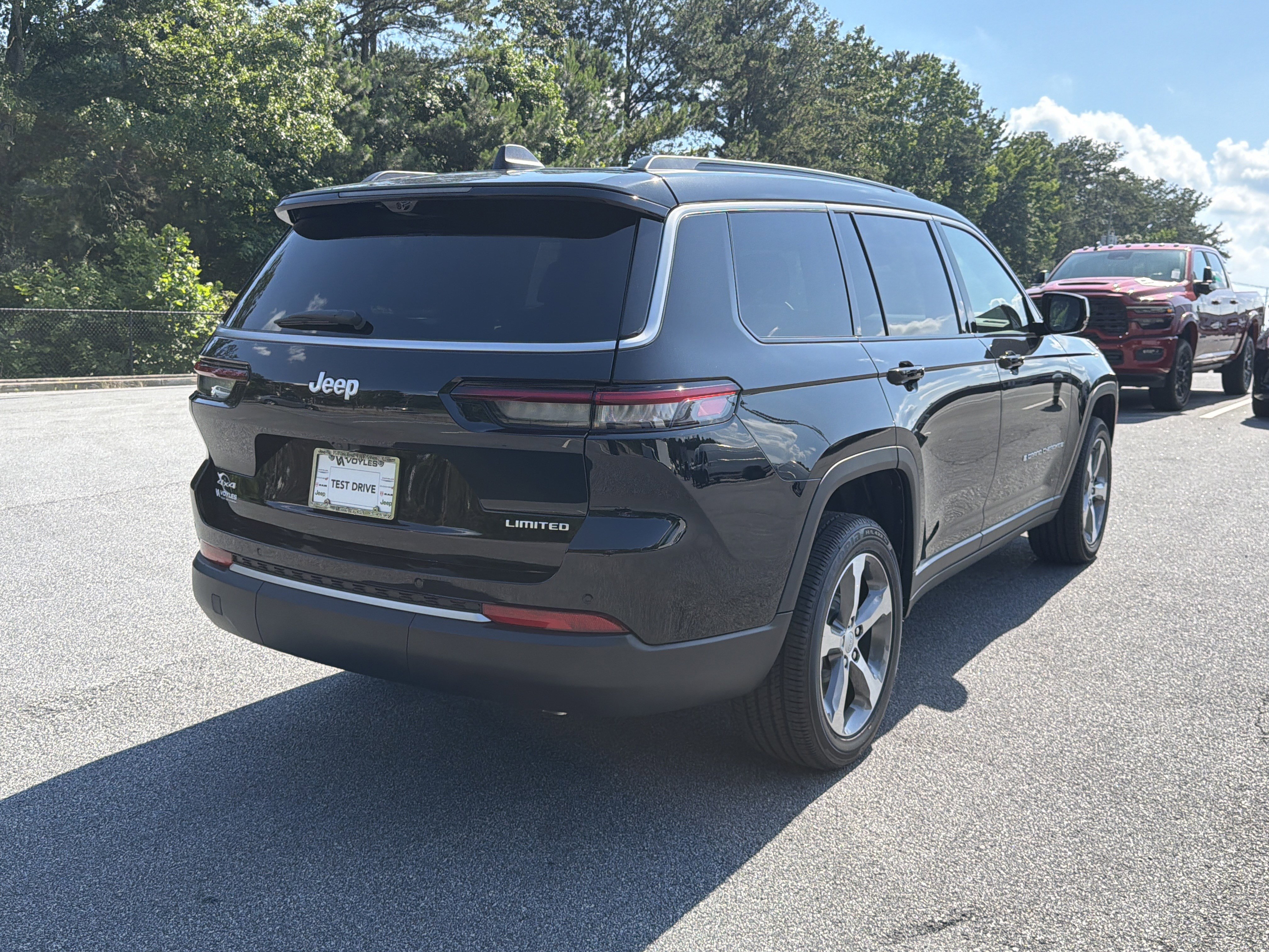 New 2026 Diamond Black Crystal Pearlcoat Jeep Limited image 8