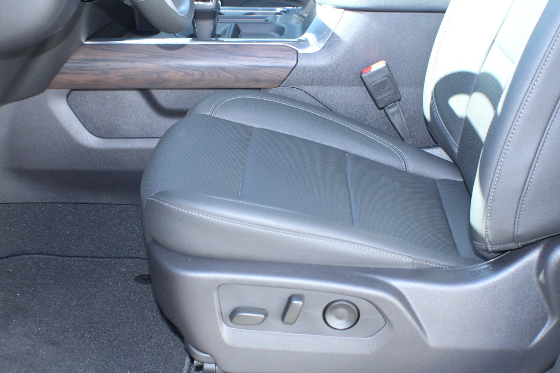 2024 GMC Sierra 1500 SLT - Photo 14