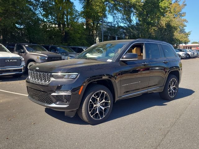 New 2025 Diamond Black Crystal Pearl-Coat Exterior Paint Jeep Summit Reserve image 4