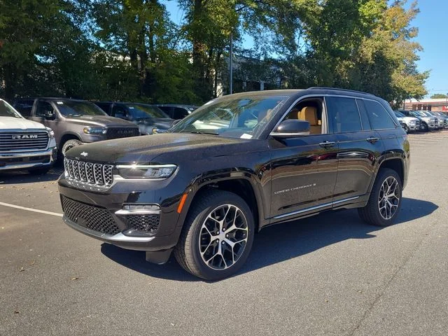 New 2025 Diamond Black Crystal Pearl-Coat Exterior Paint Jeep Summit Reserve image 4