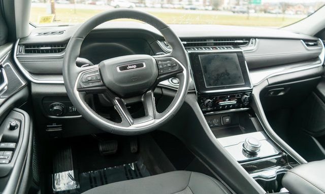 Used 2023 White Jeep Laredo image 9