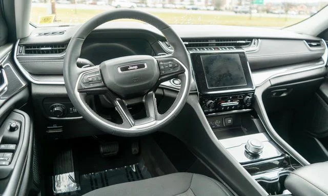 Used 2023 White Jeep Laredo image 9
