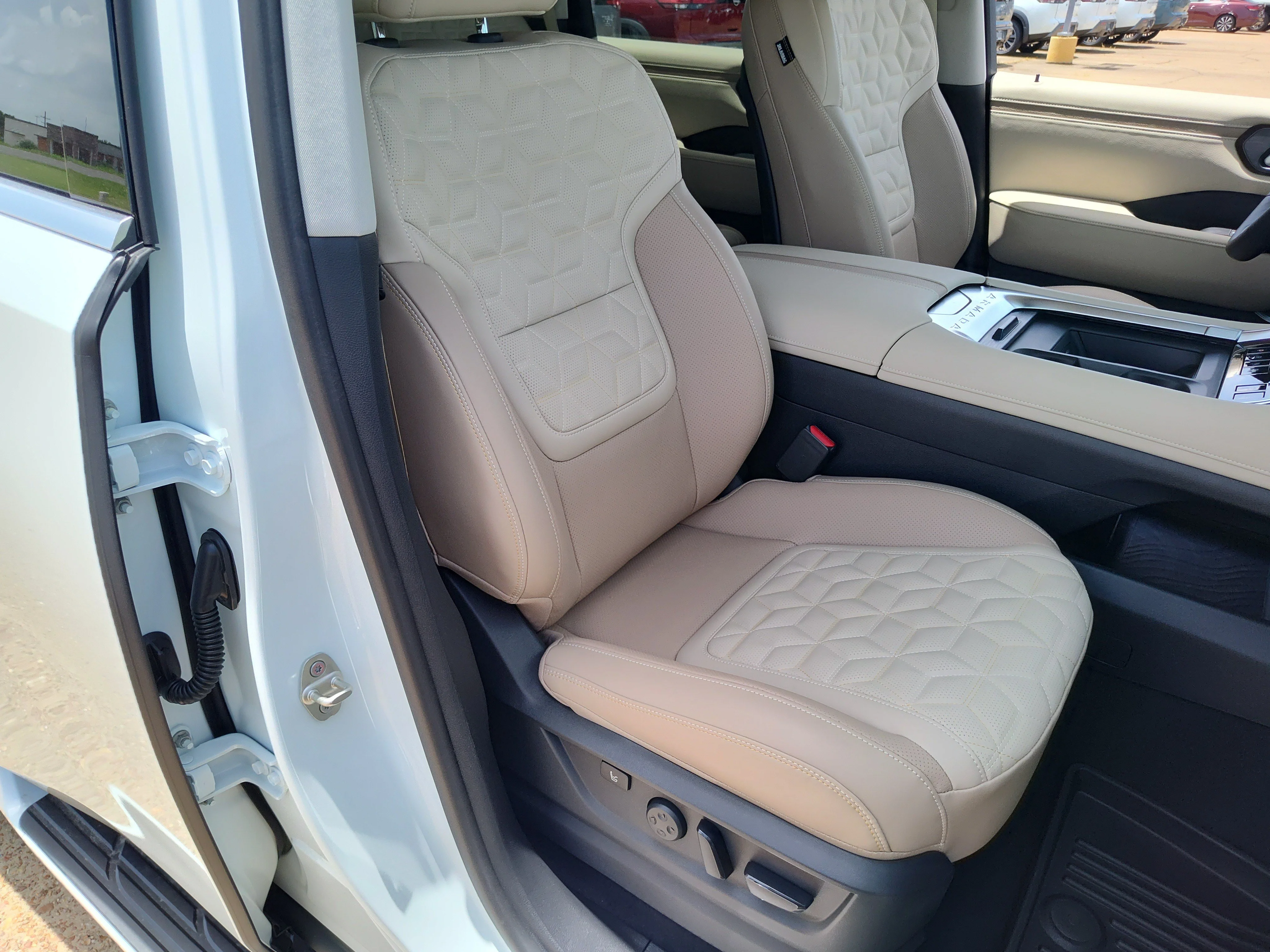 New 2026 Everest White TriCoat / Super Black Two-tone Nissan Platinum Reserve image 13