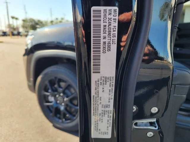 New 2026 Diamond Black Crystal Pearl-Coat Exterior Paint Jeep Latitude image 18