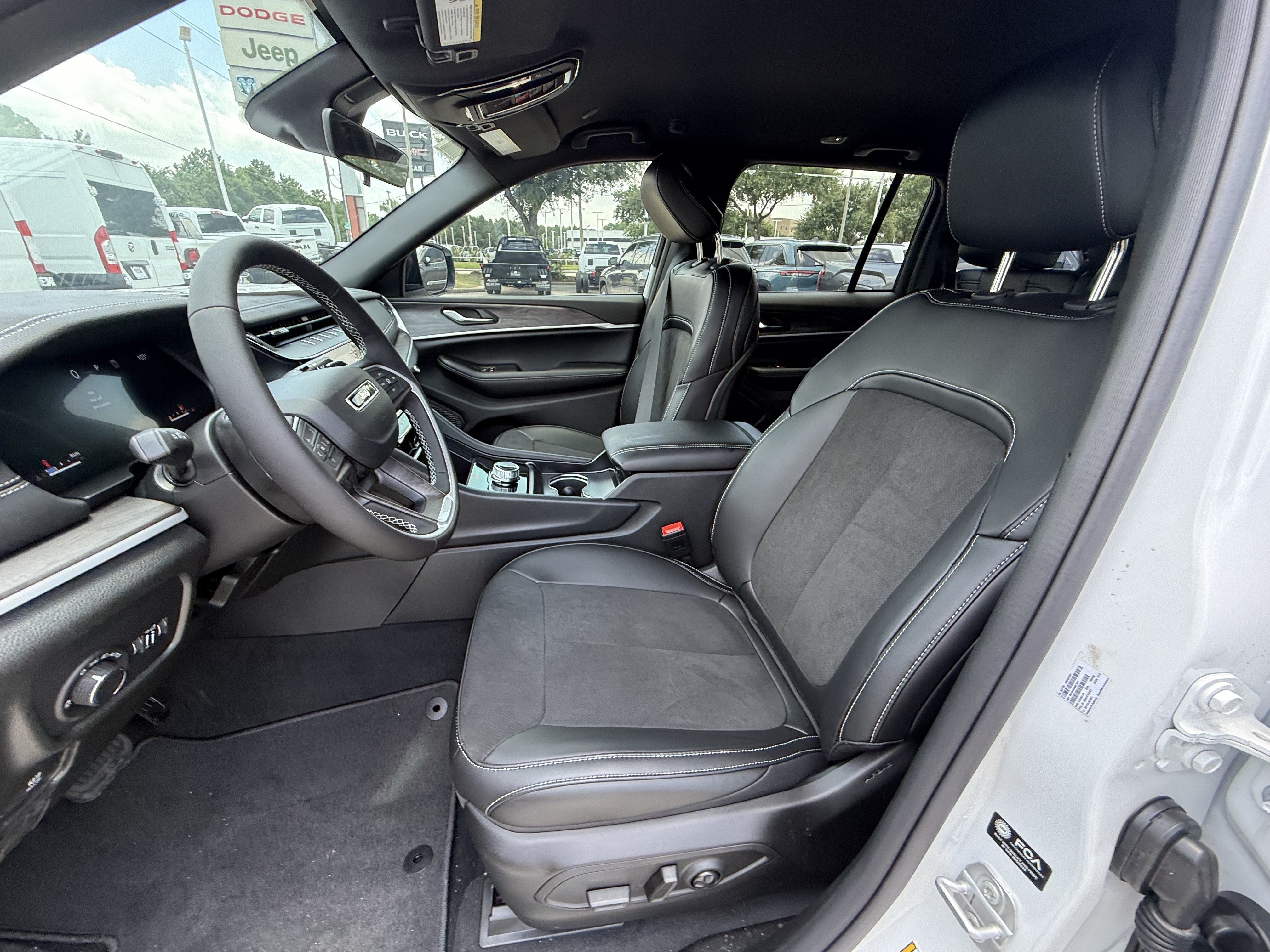New 2026 Bright White Clear-Coat Exterior Paint Jeep Laredo Altitude image 16