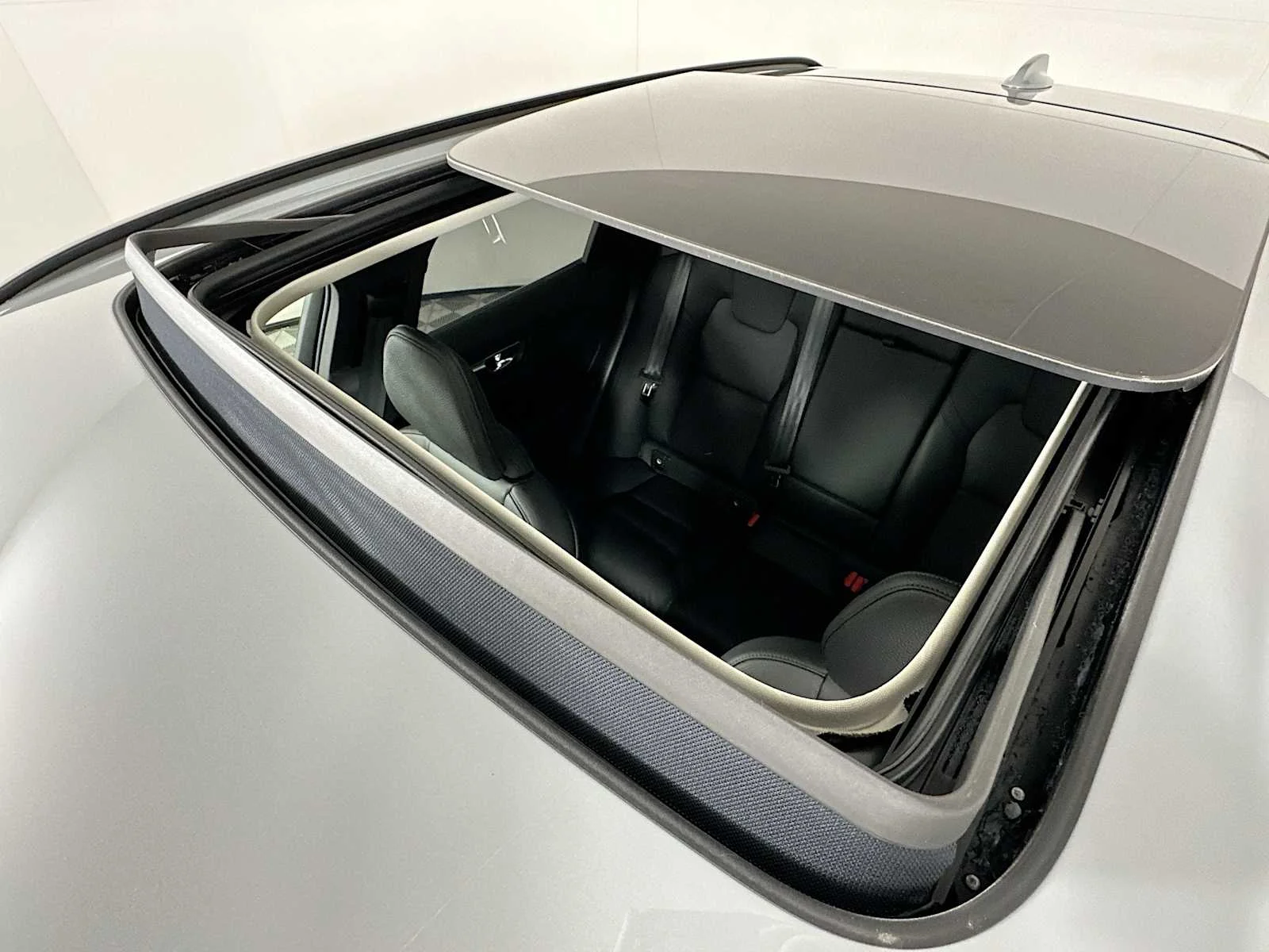 Certified Used 2025 Vapour Grey Volvo Plus image 19