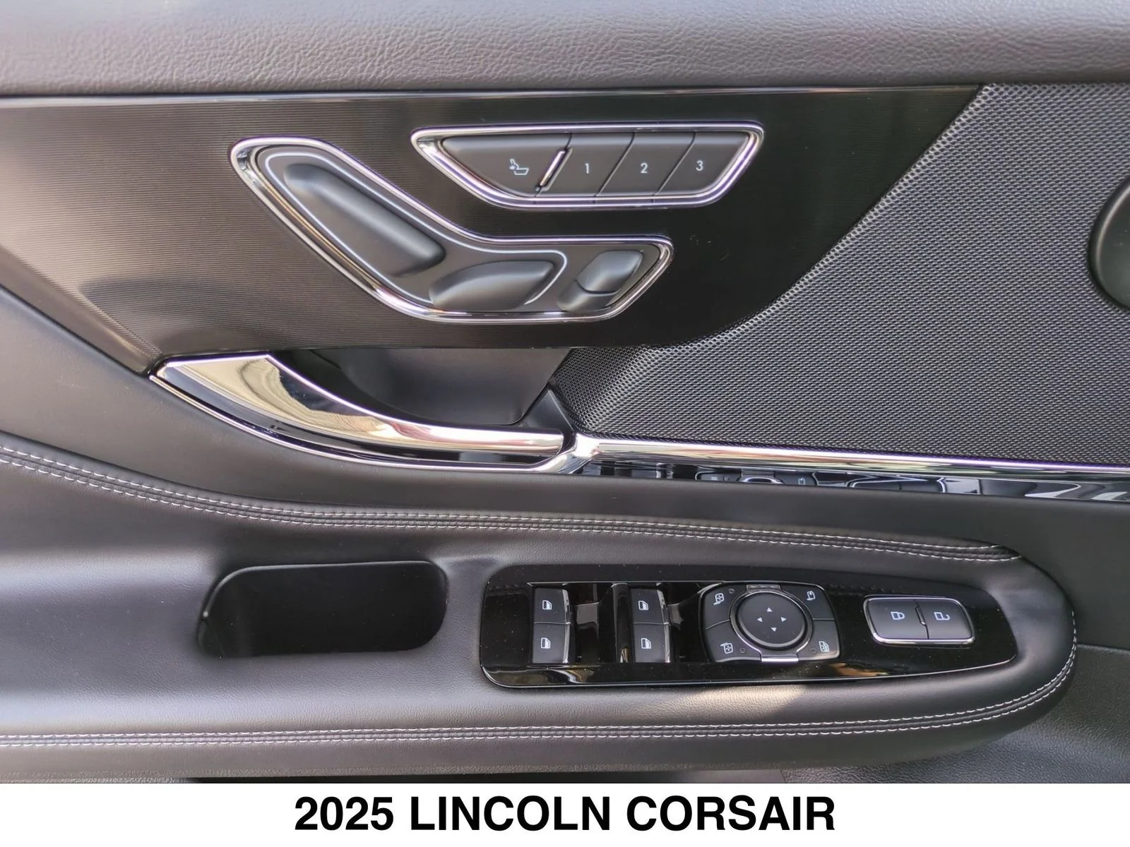 Used 2025 White Lincoln Grand Touring image 10