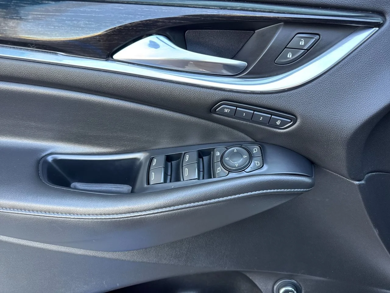 Used 2021 WHITE FROST TRICOAT Buick Avenir image 53