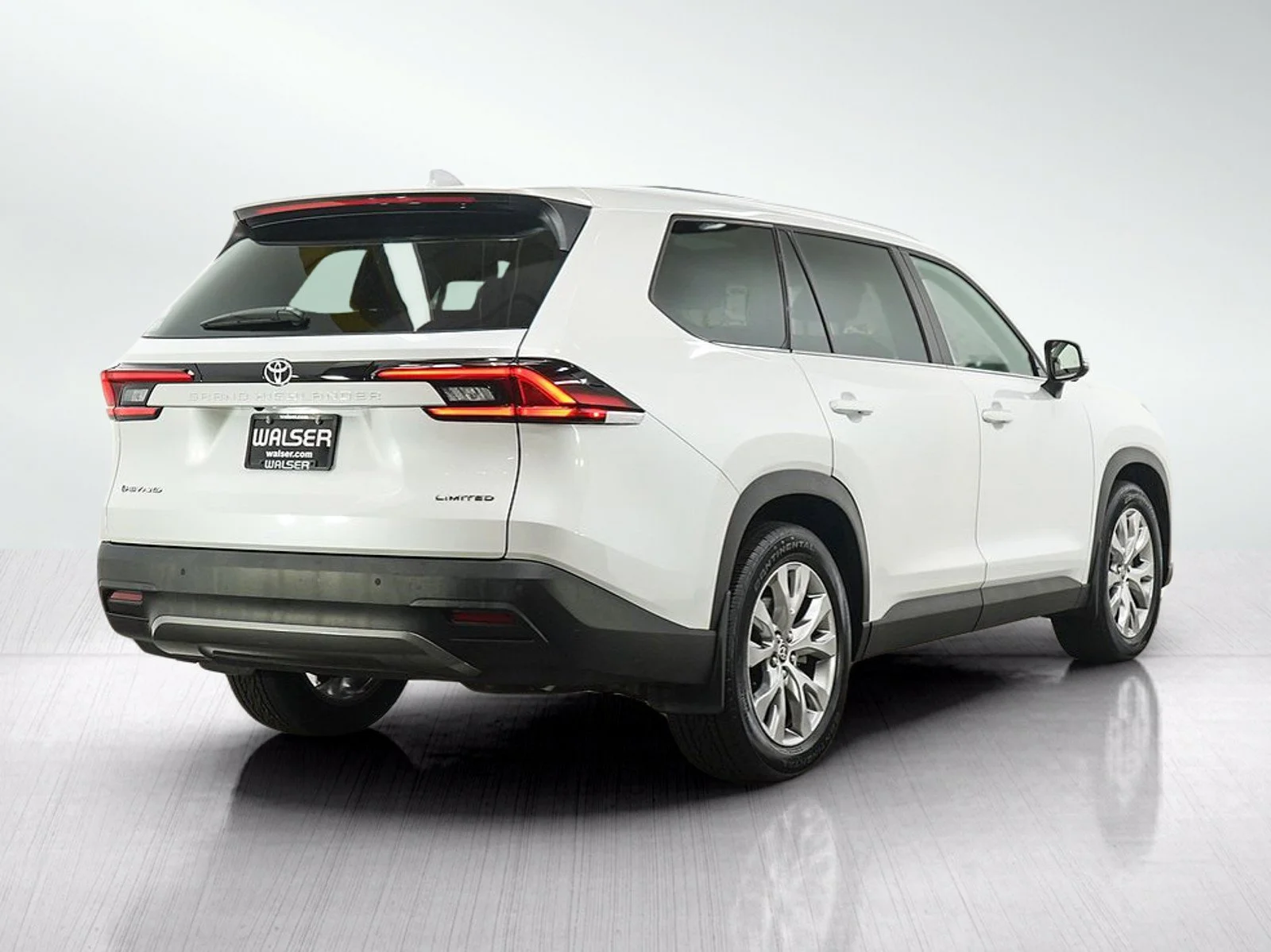 Used 2025  Toyota XLE image 5