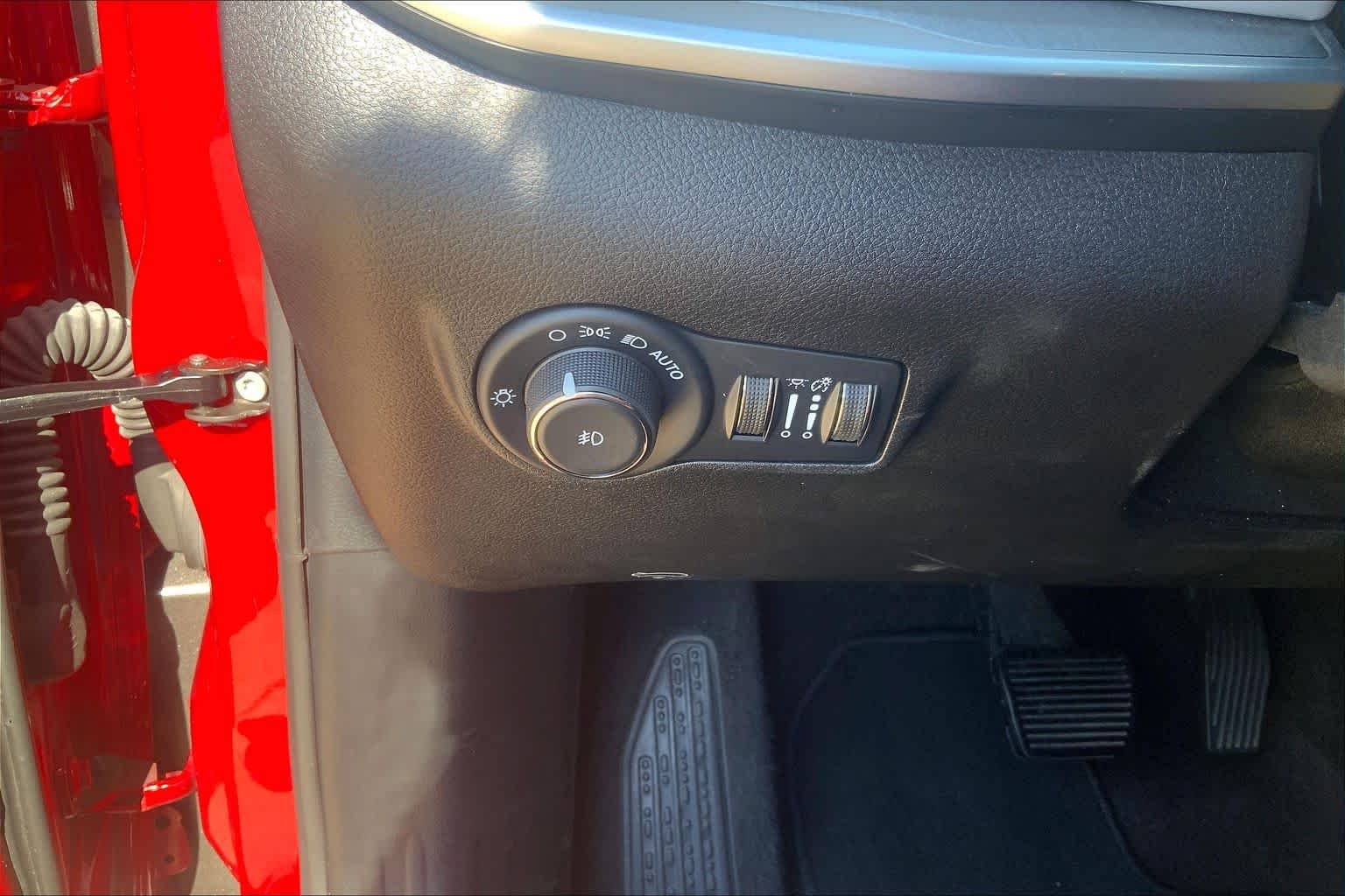 Used 2025 Red Hot Pearlcoat Jeep Limited image 33