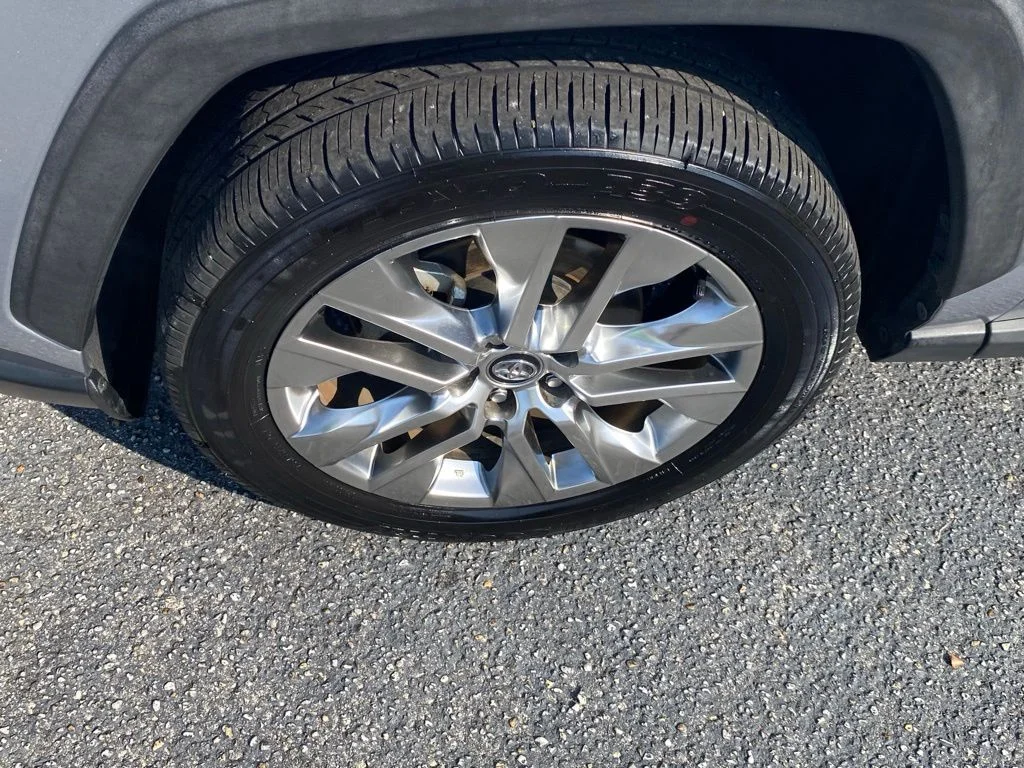 Used 2020 Silver Toyota XLE Premium image 21