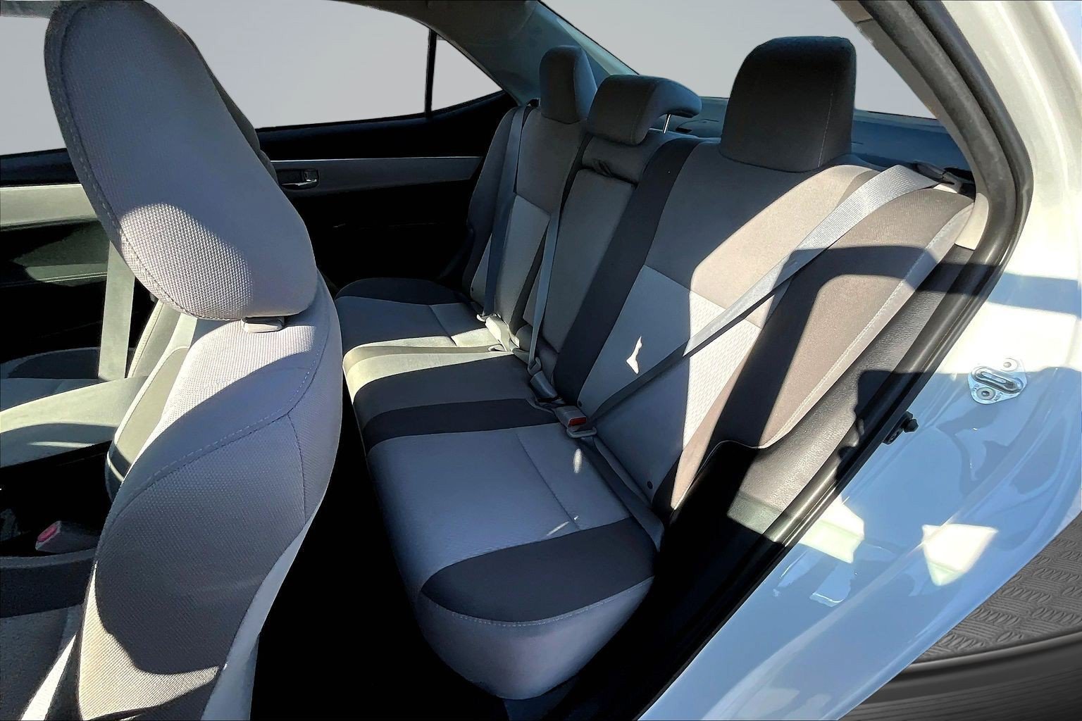 Used 2017 White Toyota LE image 20