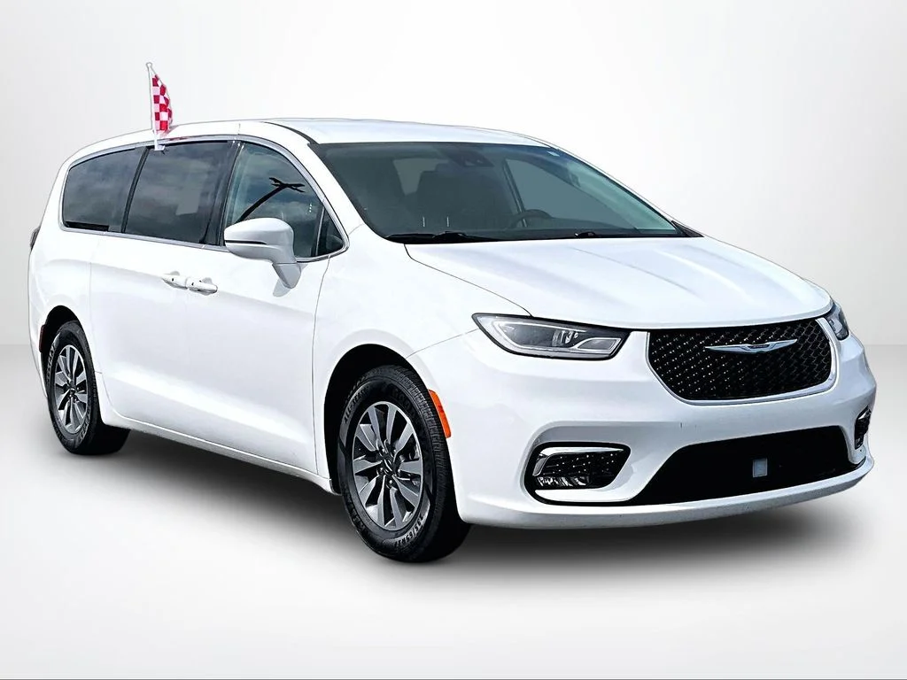 Used 2022 White Chrysler Touring L image 11
