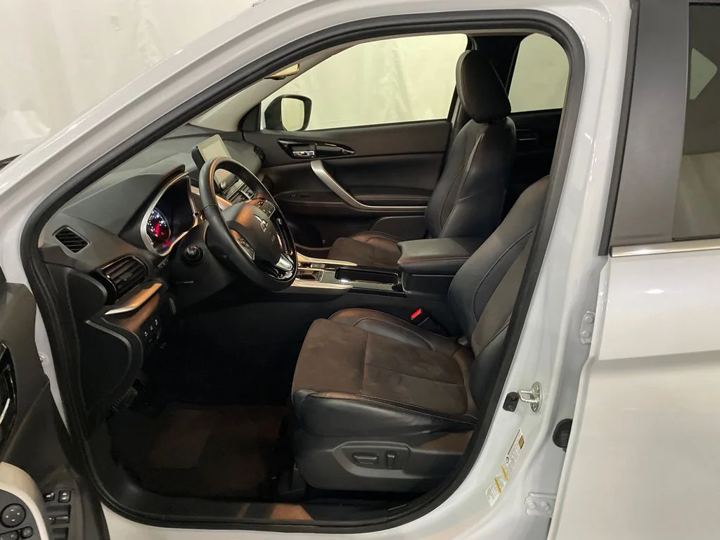 Used 2024 White Diamond Mitsubishi SE image 12