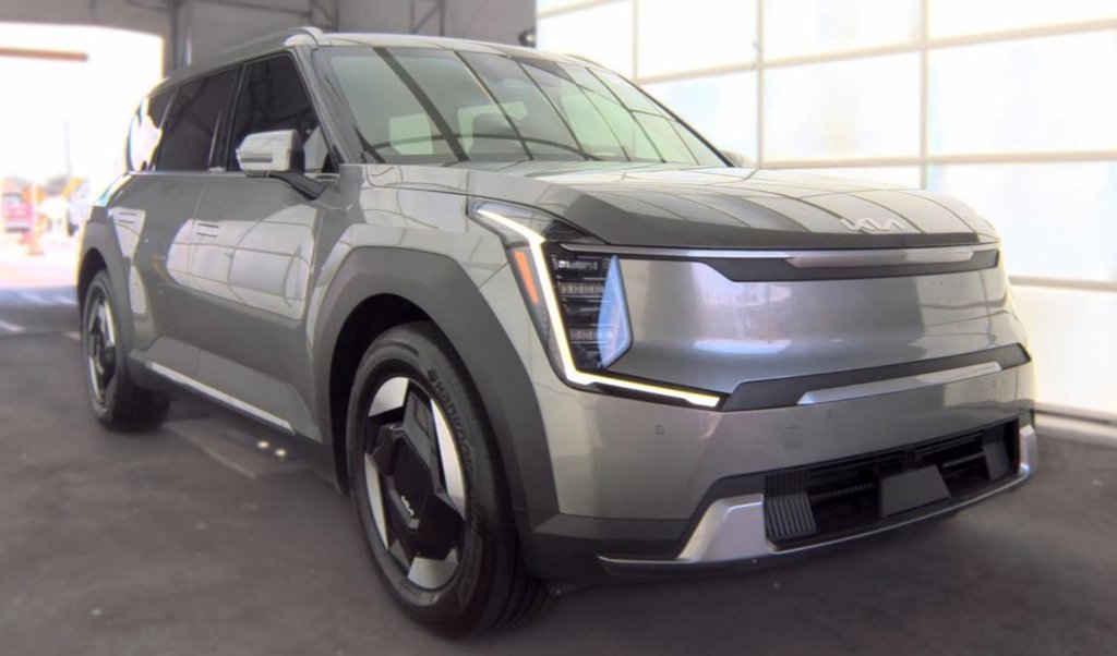 Used 2024 Kia EV9 Wind with VIN KNDAFFS59R6035824 for sale in Kansas City