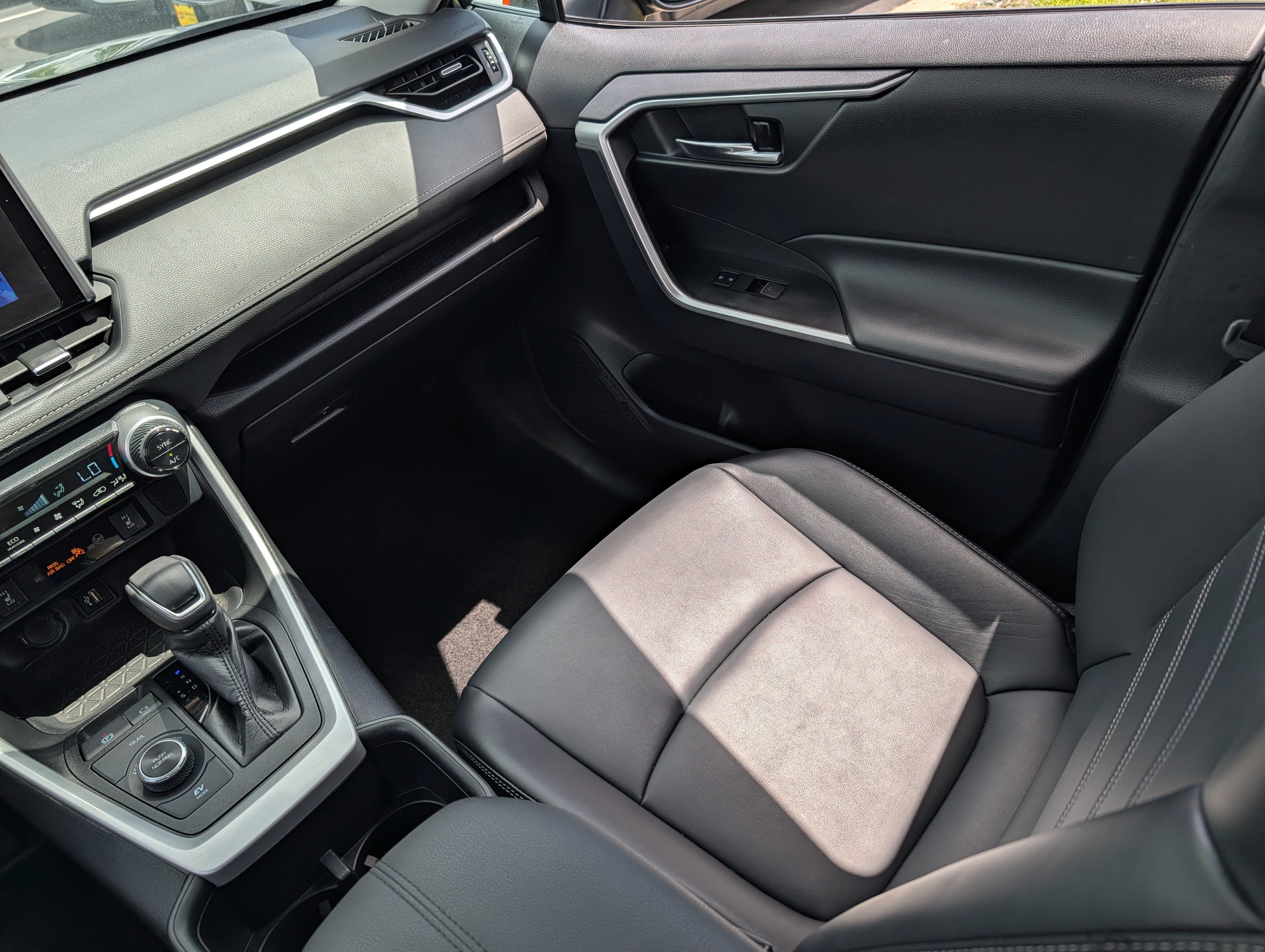 Used 2024 Magnetic Gray Metallic Toyota Hybrid XLE Premium image 11