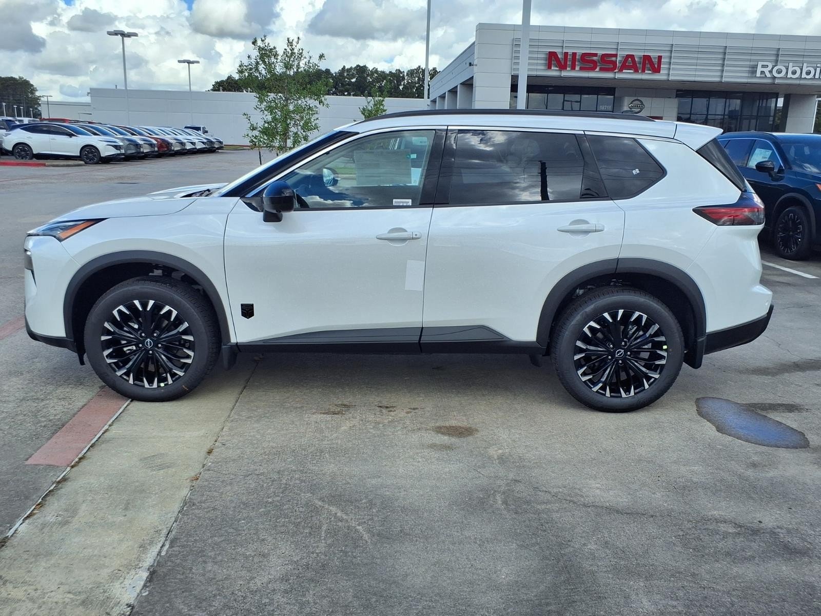 New 2026 Everest White Pearl TriCoat Nissan Dark Armor™ image 7