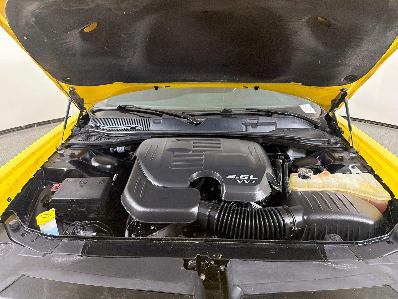 Used 2018 Pitch Black Clearcoat Dodge SXT image 28
