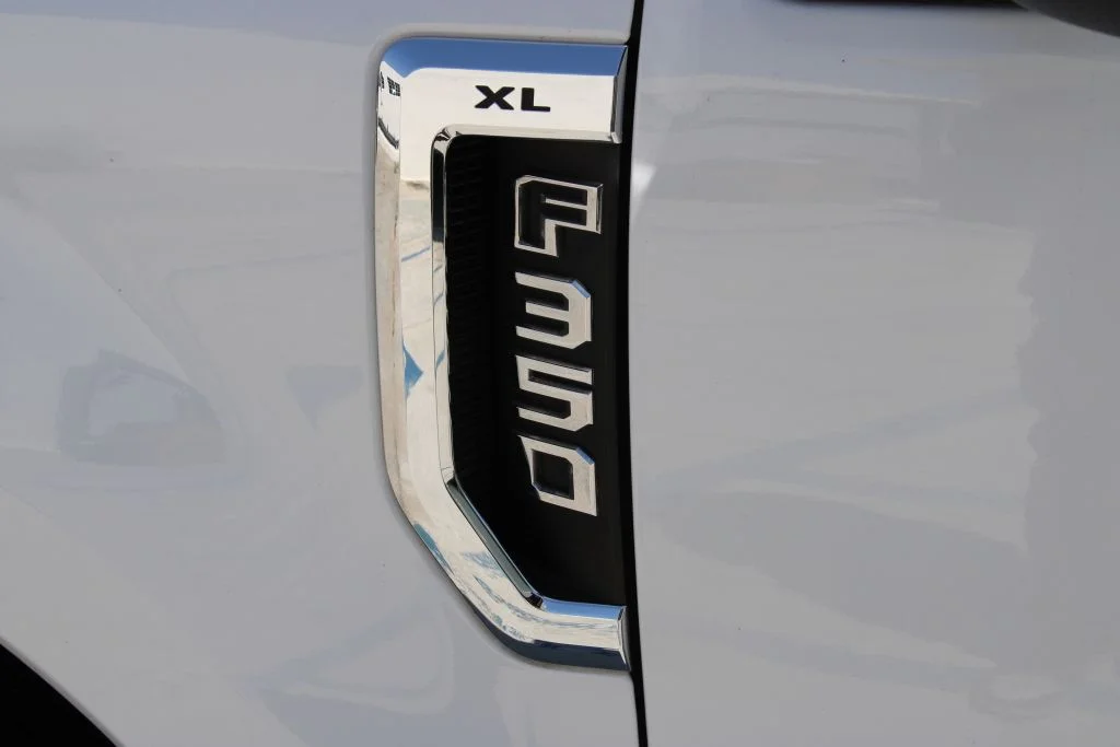 Used 2019 White Ford XL image 9