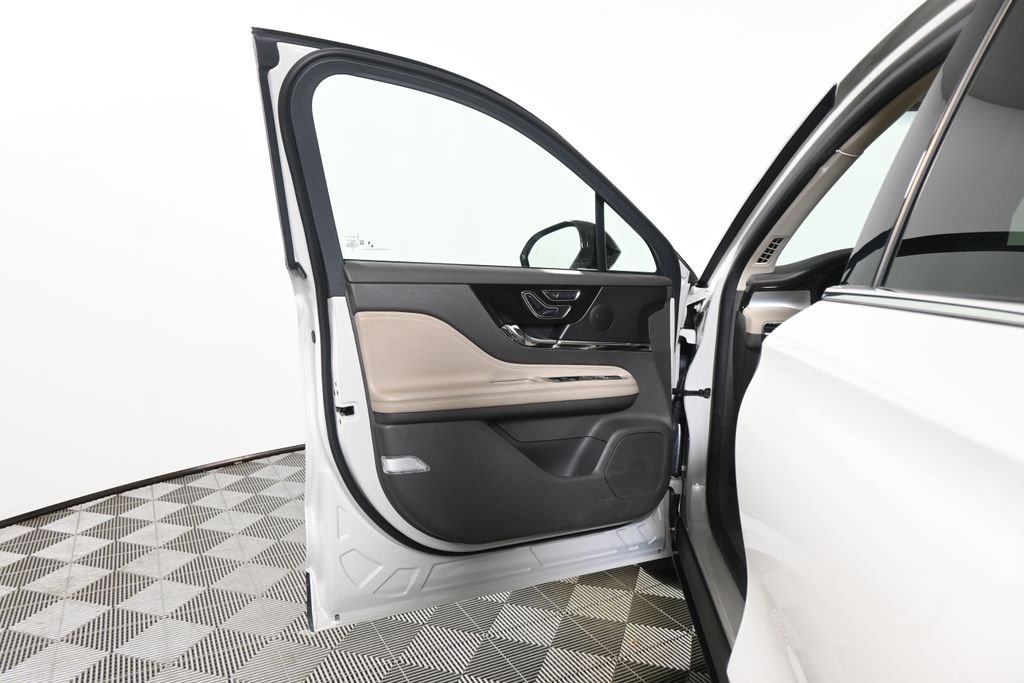 Used 2024 White Lincoln Premiere image 30