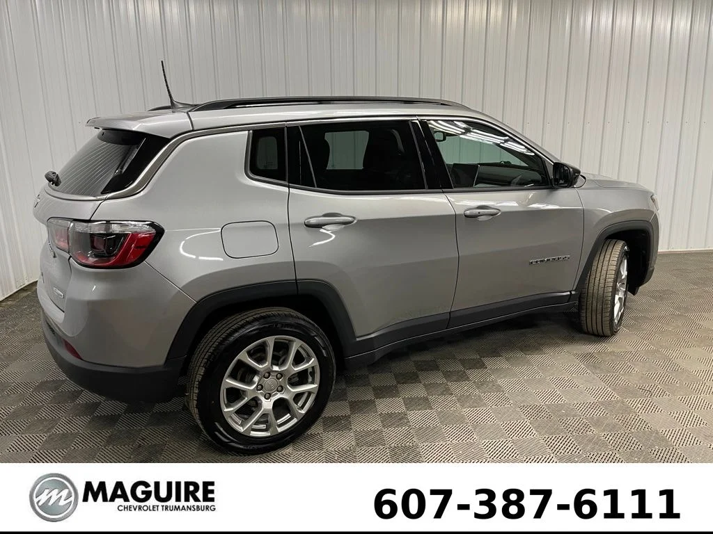 Used 2022 Silver Jeep Latitude Lux image 3