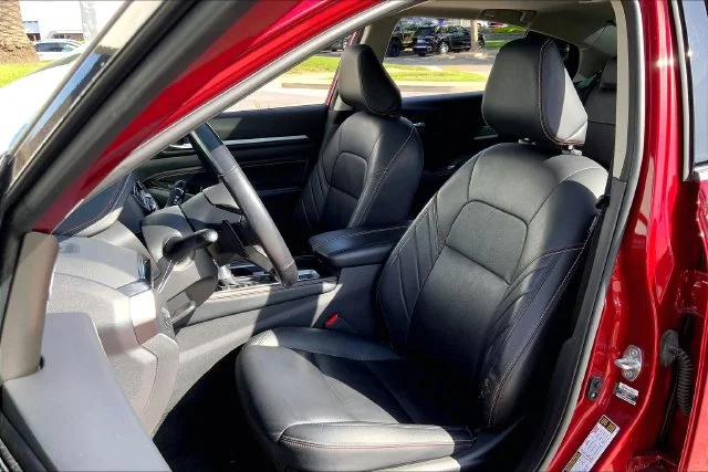 Used 2023 Scarlet Nissan 2.5 SR image 25
