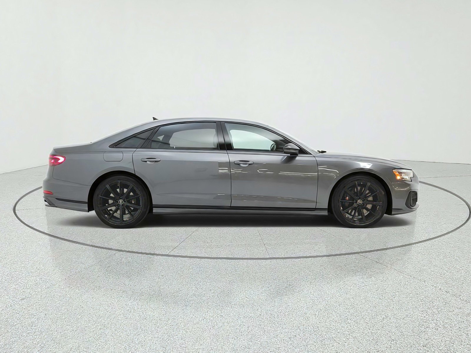 Used 2024 Daytona Gray Pearl Effect Audi 4.0 TFSI image 4