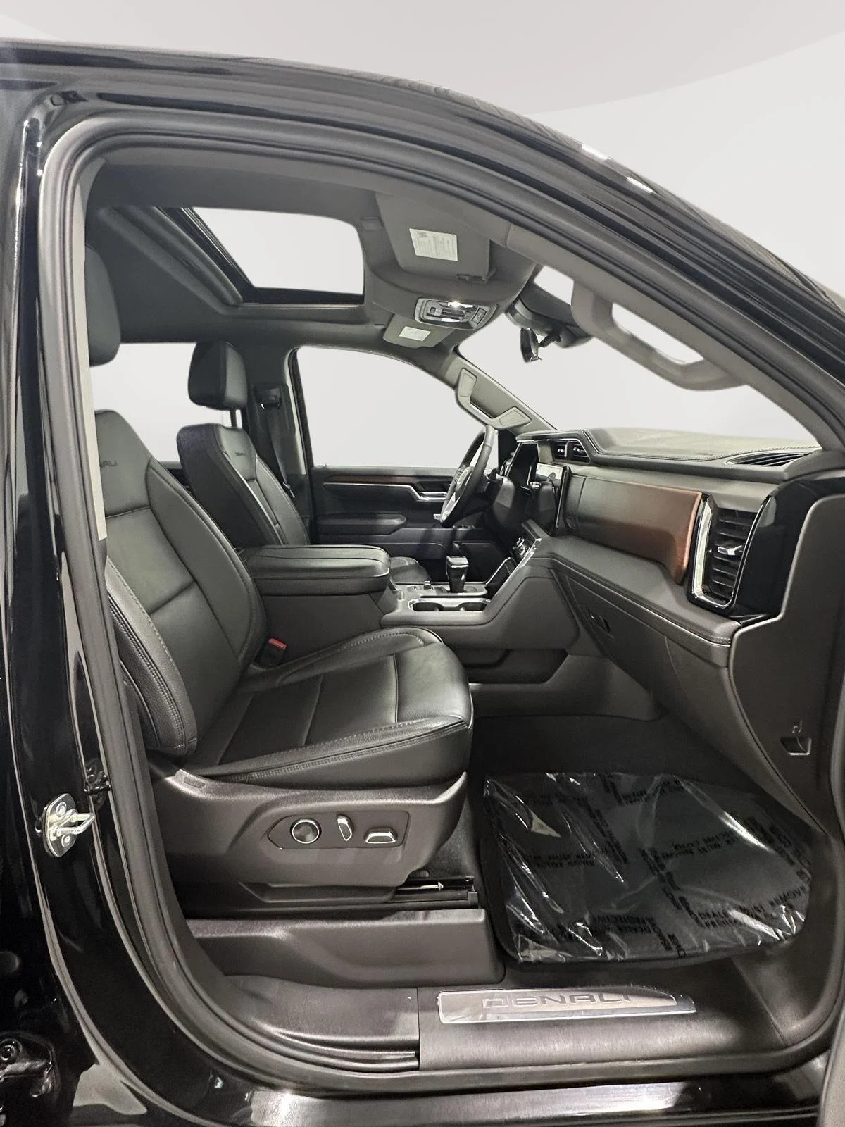 Used 2025 Onyx Black GMC Denali image 28