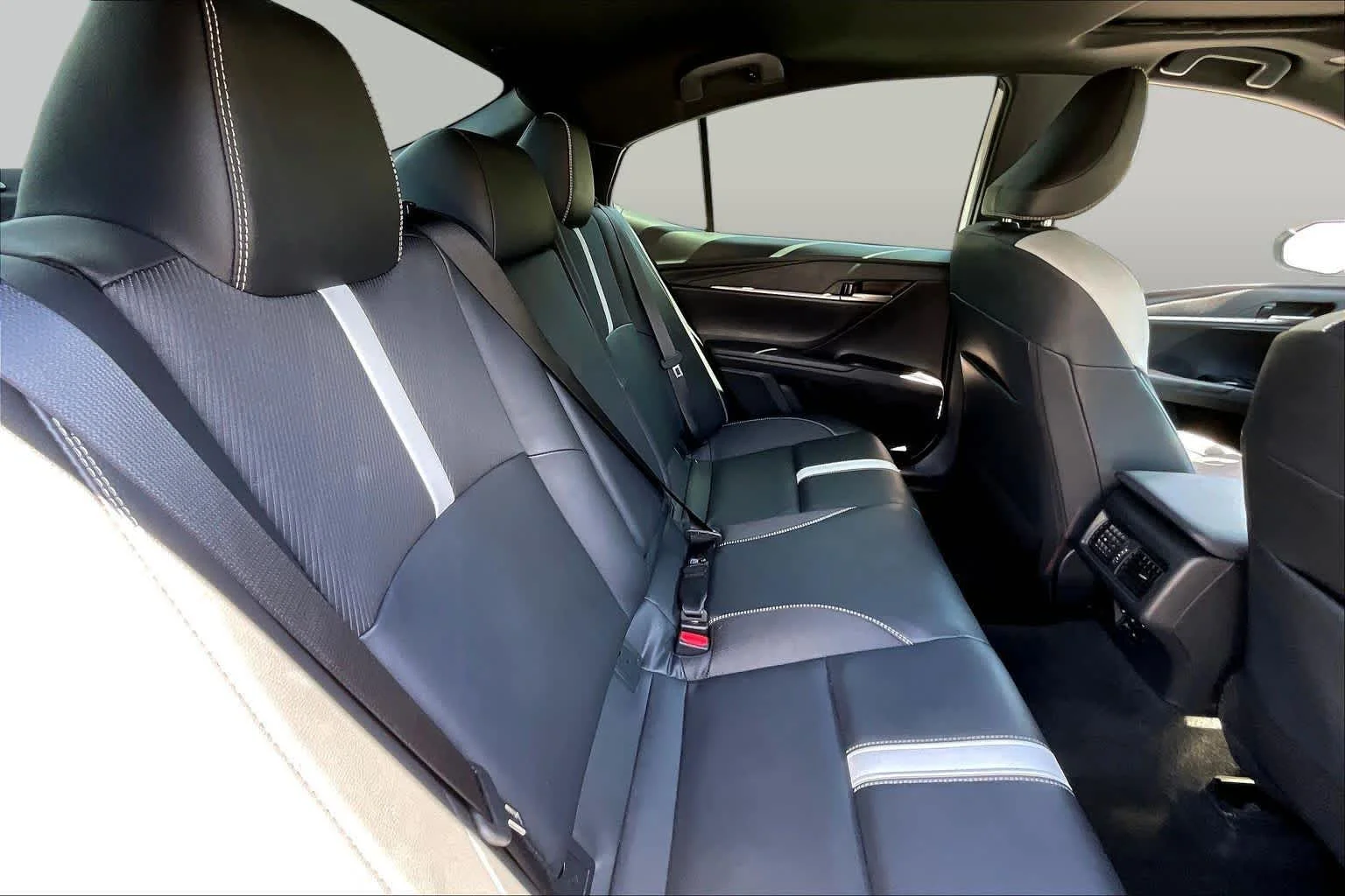 Used 2025 Ice Cap Toyota SE image 21