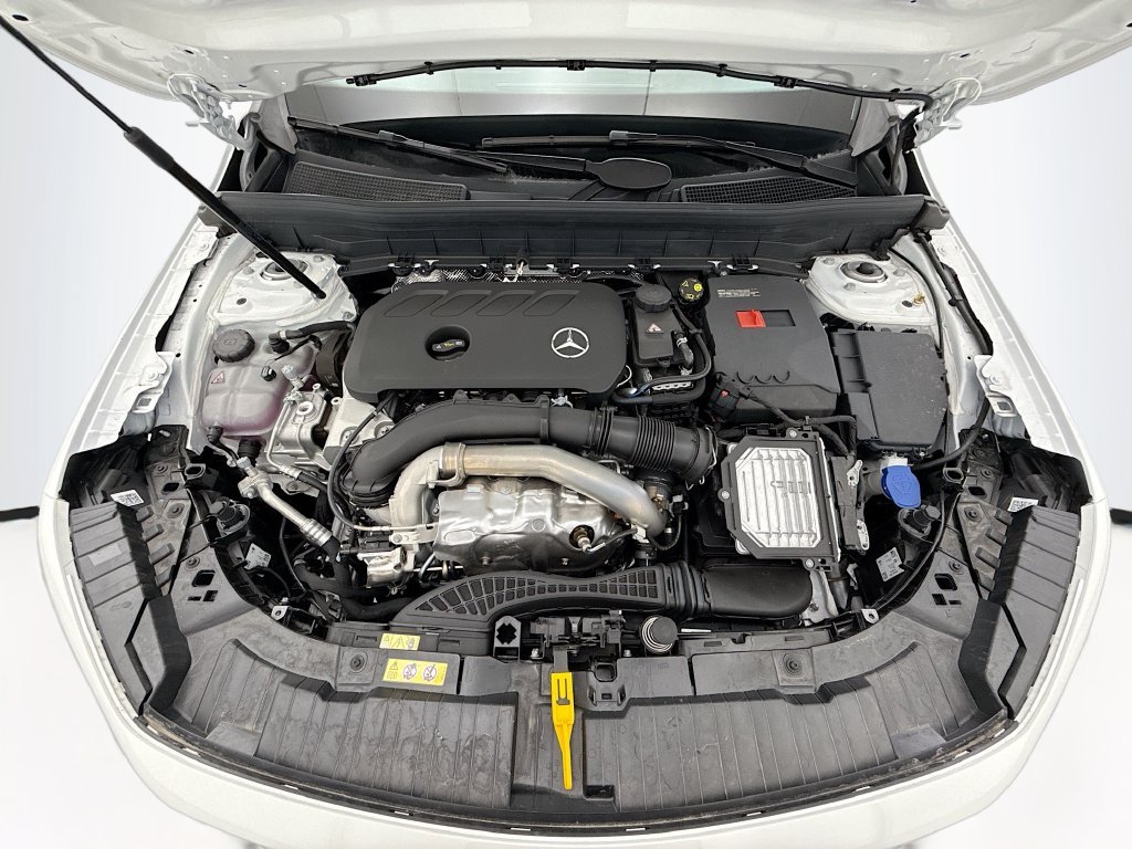 New 2026 Polar White Mercedes-Benz GLB 250 image 28