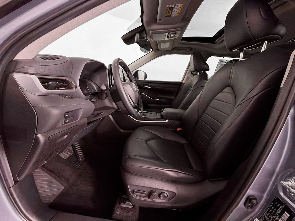 Used 2021  Toyota XLE image 12