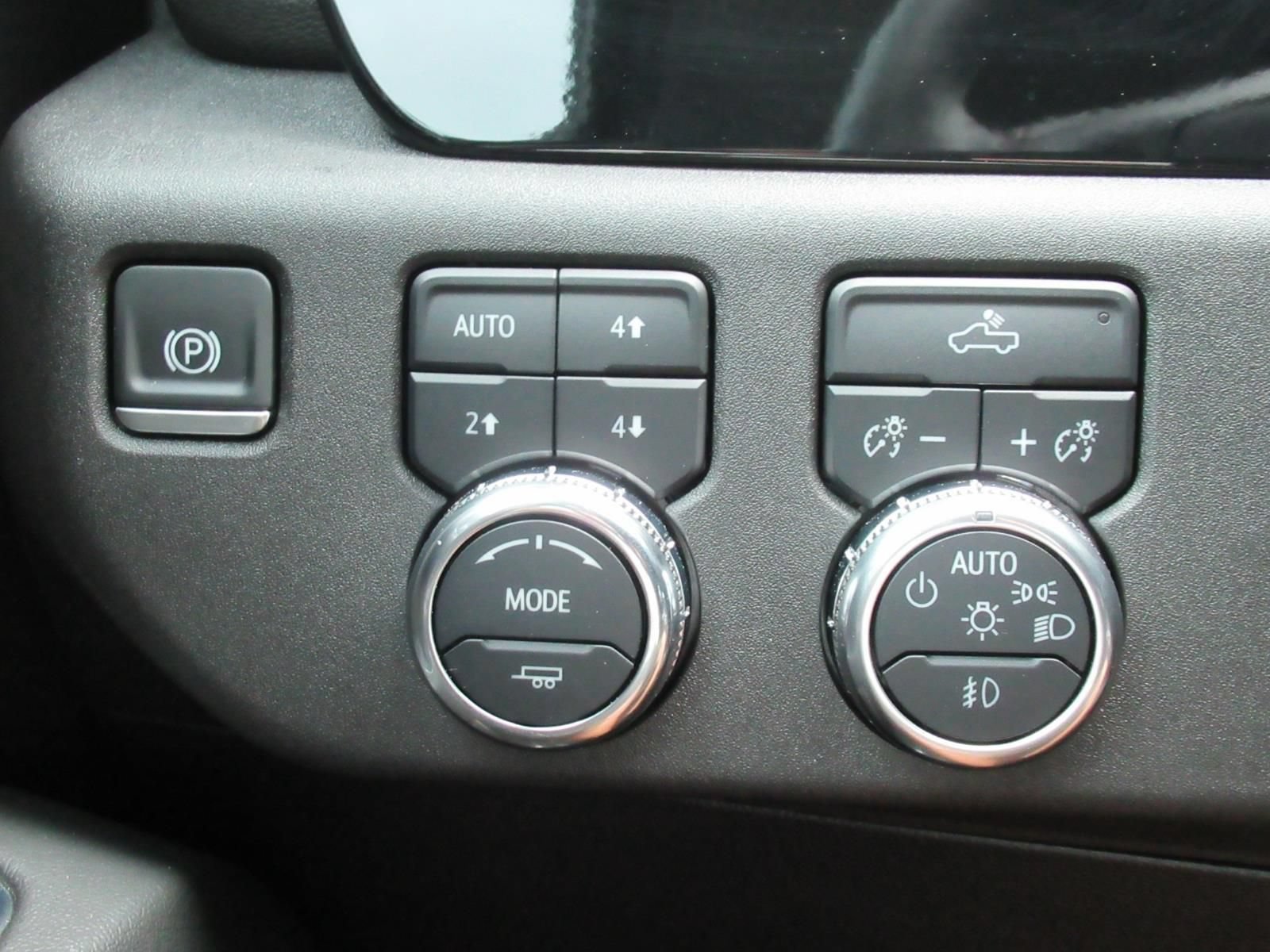 Used 2024 Summit White GMC Elevation image 19