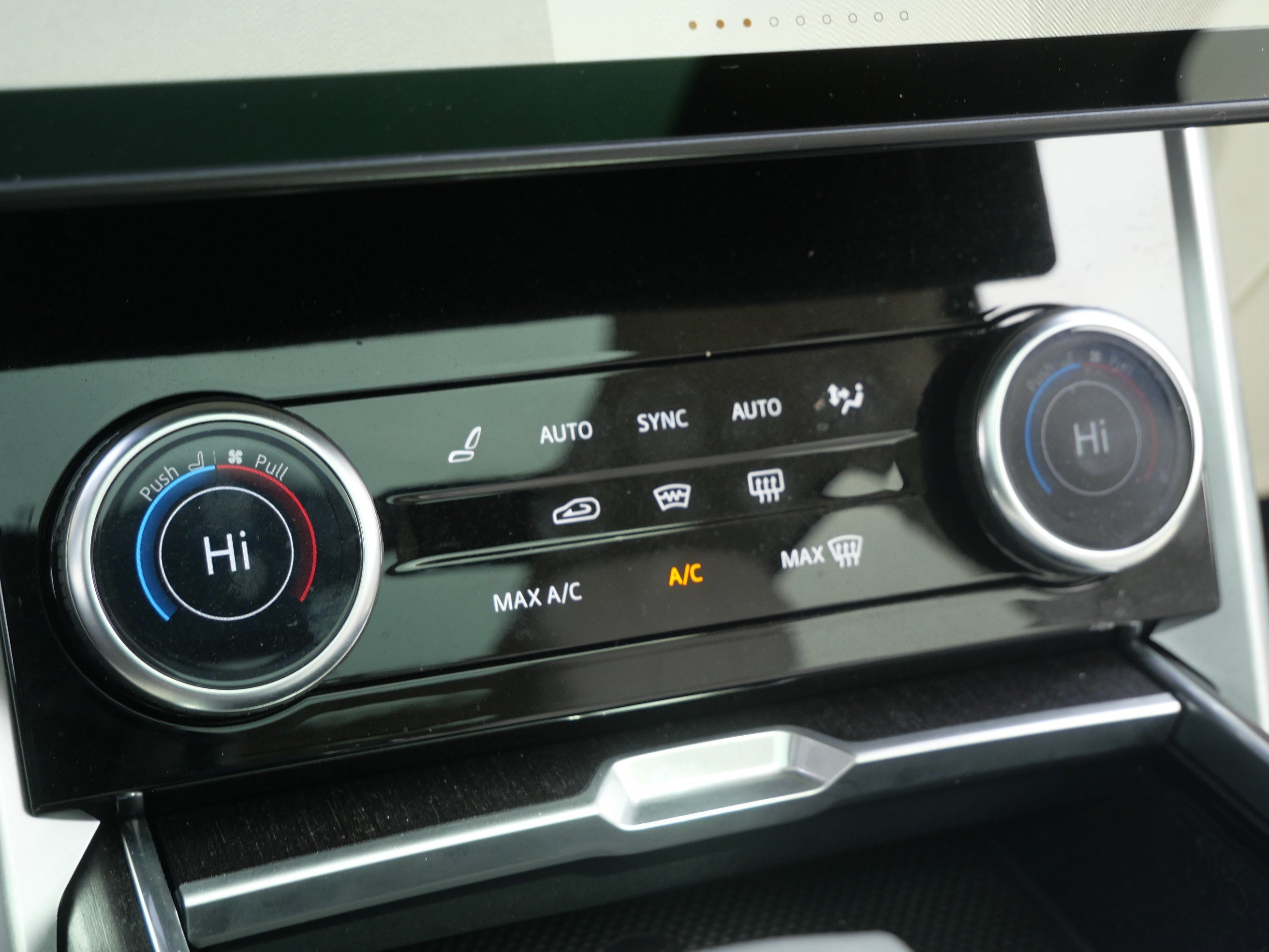 Used 2023 Fuji White Land Rover SE image 24
