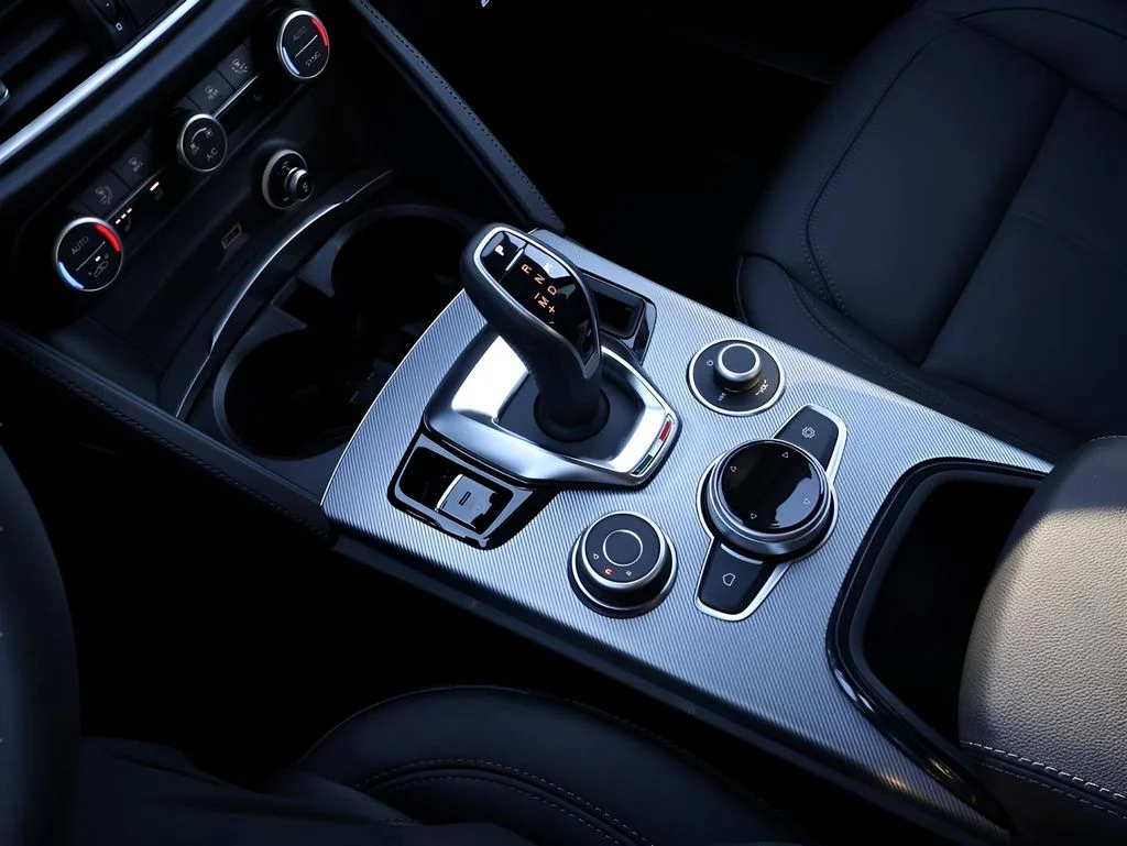 New 2025 Vulcano Black Metallic Alfa Romeo Base image 28